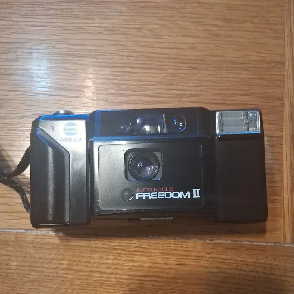 Minolta Freedom II Point & Shoot 35mm Film Camera works, battery won't latch